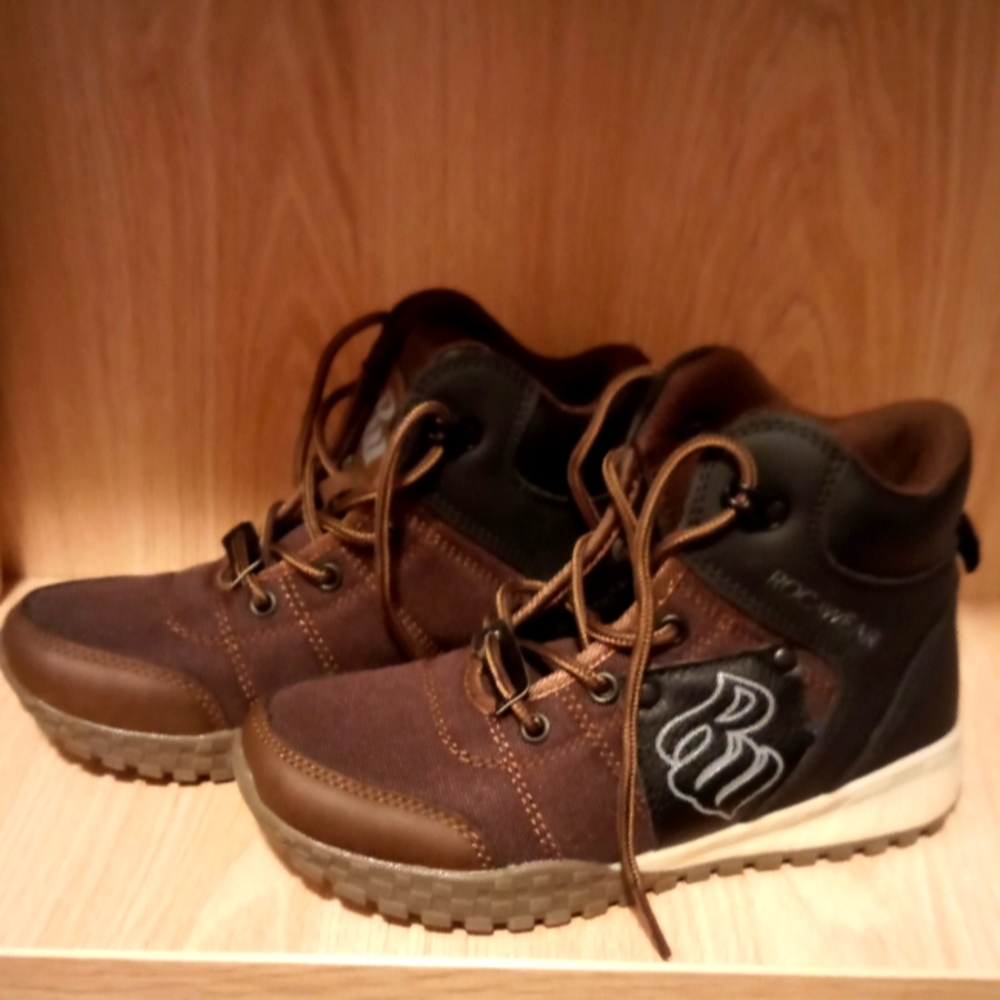 Boys rocawear shoes.